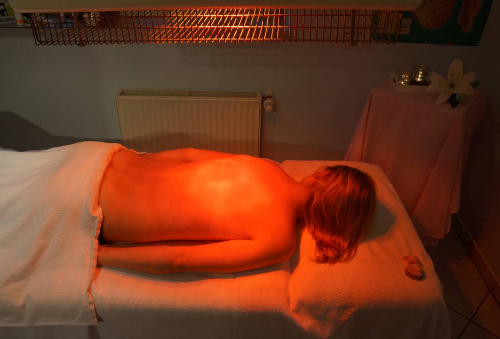 Wärmetherapie mittels Infrarotlicht auf den Rücken oder einzelne kleinere Bereiche des Körpers